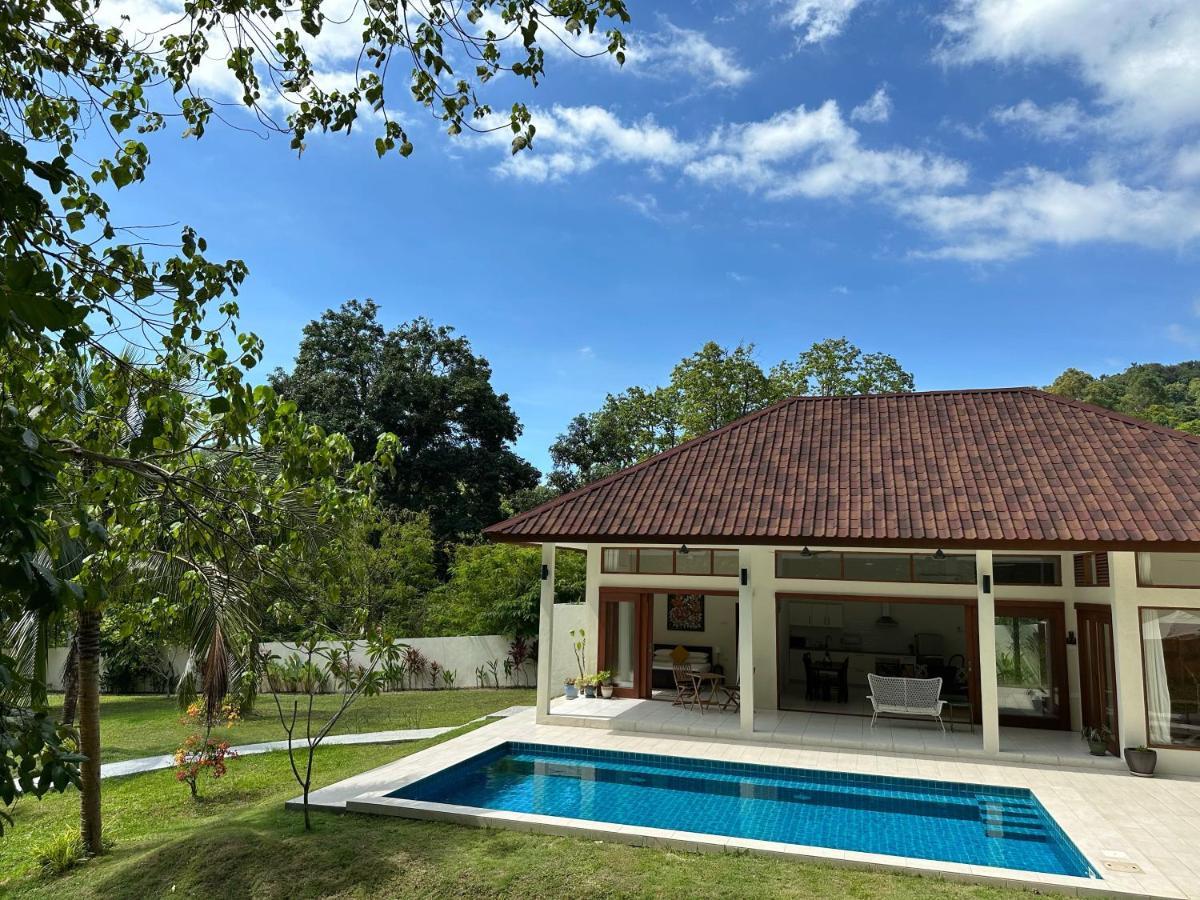 Villa Meranti - Spacious Private Pool Villa Пантай-Сенанг Экстерьер фото