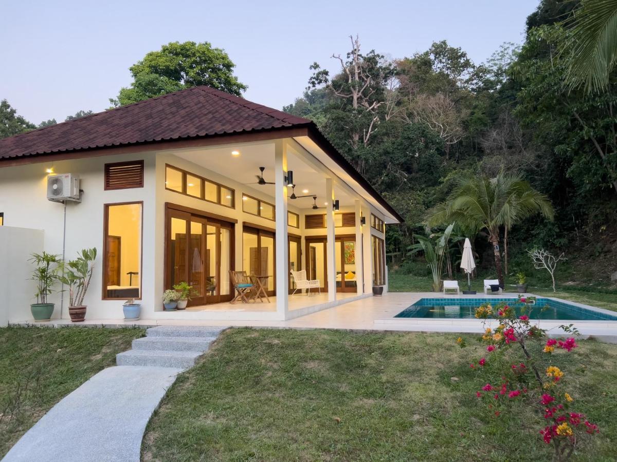 Villa Meranti - Spacious Private Pool Villa Пантай-Сенанг Экстерьер фото