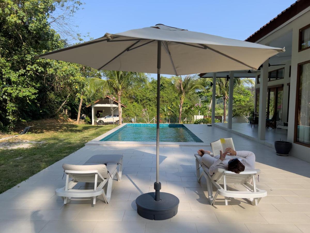 Villa Meranti - Spacious Private Pool Villa Пантай-Сенанг Экстерьер фото